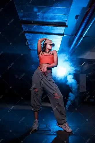 爵士舞夜晚地下车库舞蹈动作摄影图配图