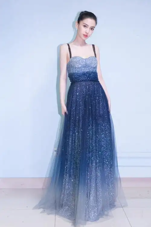 一袭蓝色连衣裙配编发,我给100个赞|蓝色|金晨|薄纱_新浪新闻