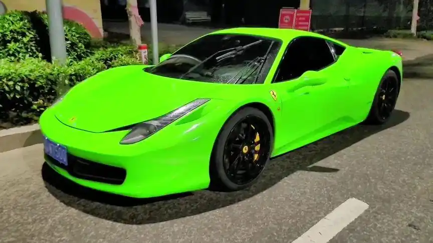 法拉利苹果绿,下雨天才更出众#超跑 #法拉利 #抖音热门 #ax