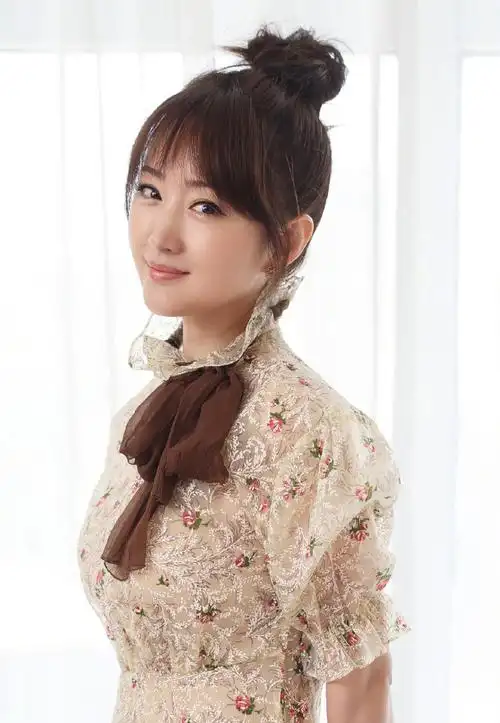 杨钰莹碎花蕾丝裙性感图片