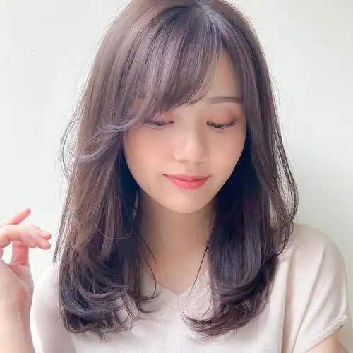 其中三种非常受欢迎的发型是推后脖短发,满头卷烫发和微扣长发