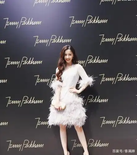 陈欣予以优雅气质取胜,身材高挑,外形甜美靓丽,喜欢她吗?