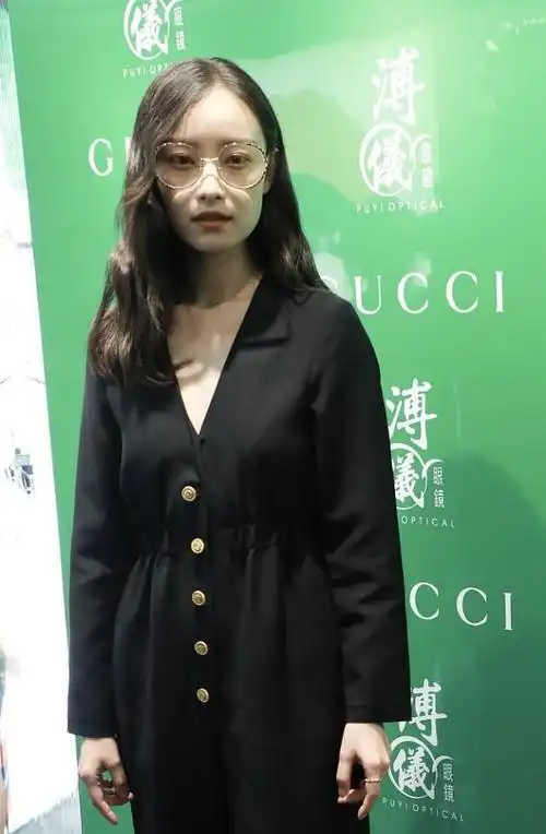 倪妮真有职场女人的范儿黑色连体裤配金边眼镜看着很清冷