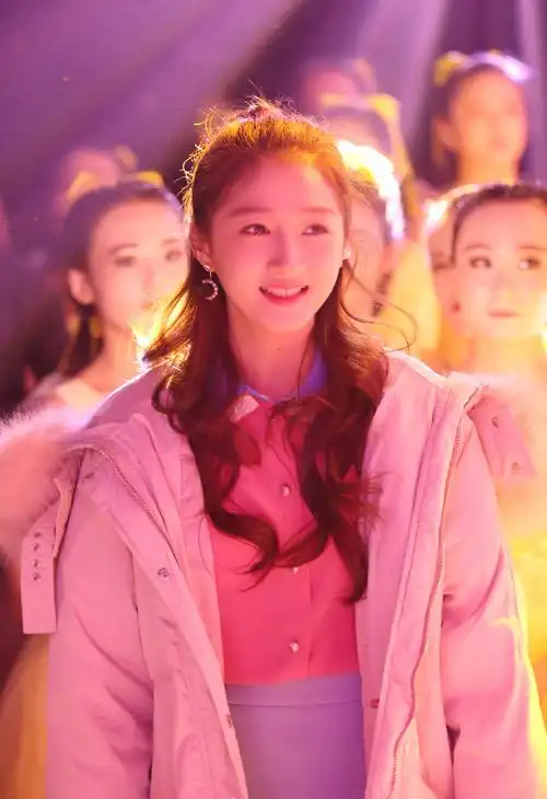 简介:关晓彤北京元宵晚会甜美高清图片,分享一组关晓彤图片给大家,图