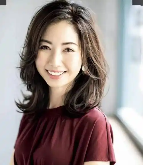 三四十岁以后女人,头发稀疏,建议烫这3种短发发型,洋气显发量_气质