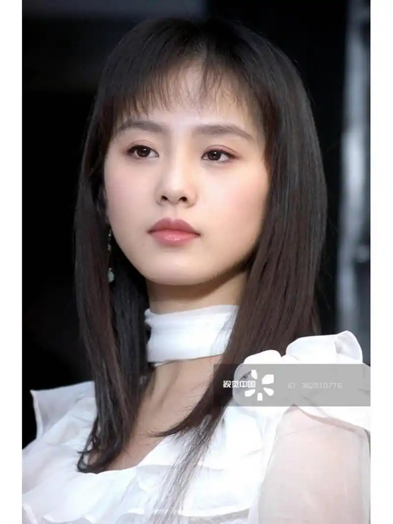 刘诗诗早期真是清纯到骨子里去了,这组剧照她身穿米白色花边领薄纱袖