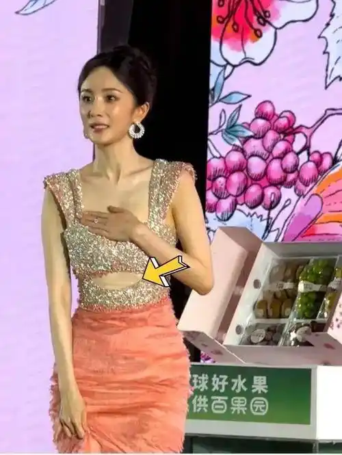杨幂穿深v长裙参加活动,身材性感让人羡慕,弯腰赶紧用手遮挡