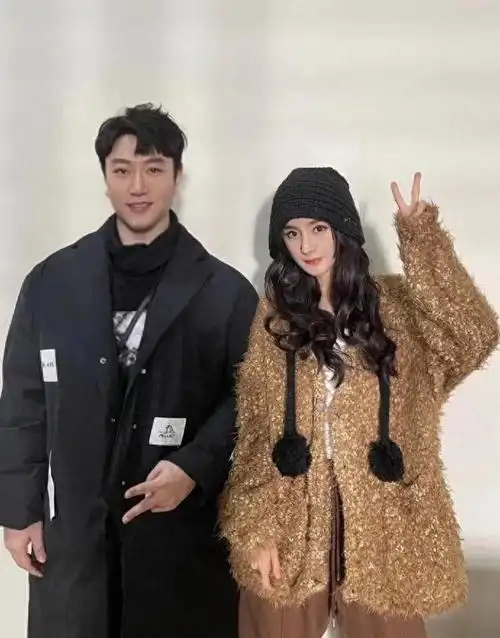 男友人晒合照为杨幂庆生,关系亲密神似恋人,数十张合照引热议