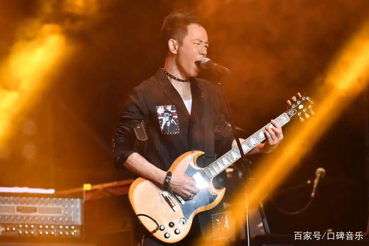 只有黄家驹这样的主唱,才值得拥有黄贯中的吉他伴奏