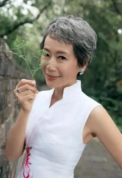 61岁叶童最新美照来袭白色无袖新中式连衣裙优雅老去真的很美