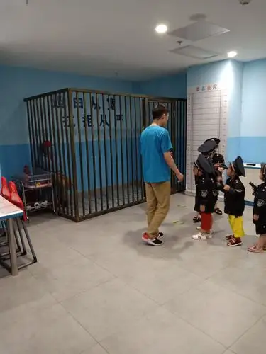 小偷被我们抓到了,被关在牢房里