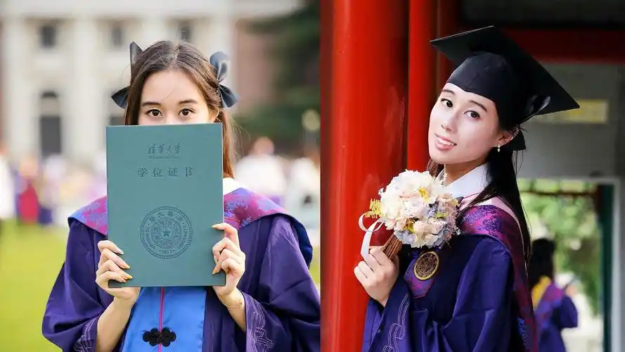 优秀!何猷君晒妹妹清华硕士毕业照,何超欣穿学士服面露自信笑容