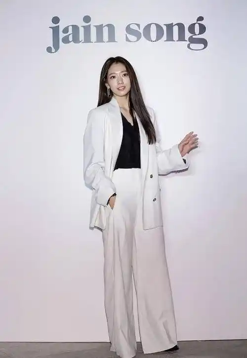 原创朴信惠真是太懂穿搭了身穿咖色宽松西服配上红衬衫太慵懒了