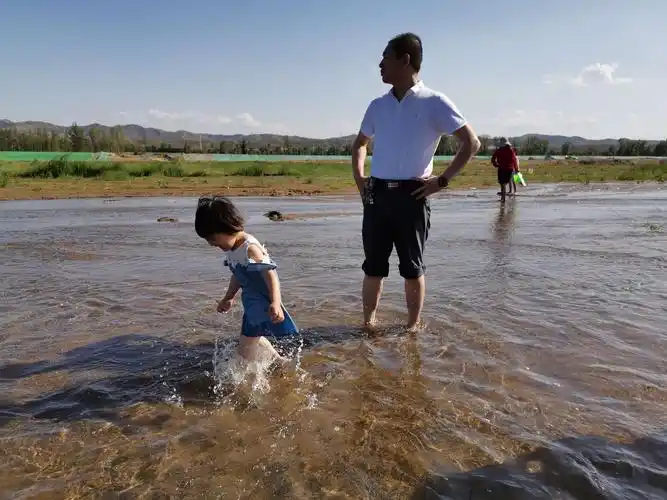 碧波荡漾踩水嬉戏