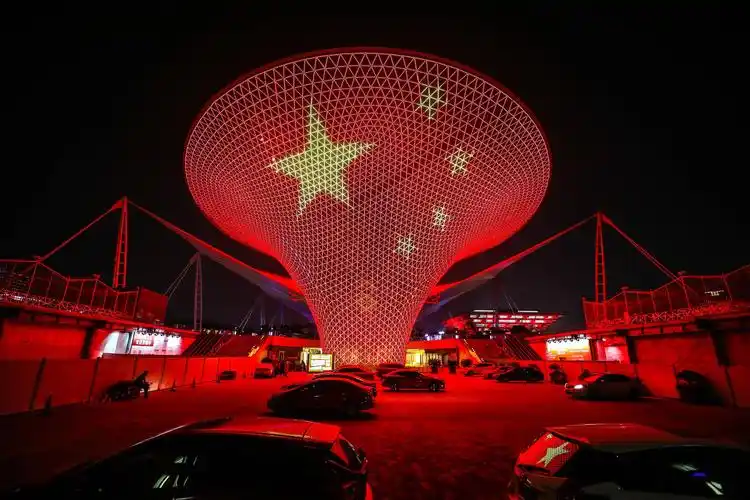 夜色为幕,光束作笔,世博园点亮中国红