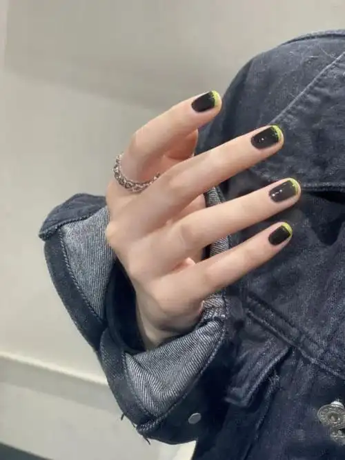 今年流行指甲颜色的图片2021(早春必备美甲超显白)