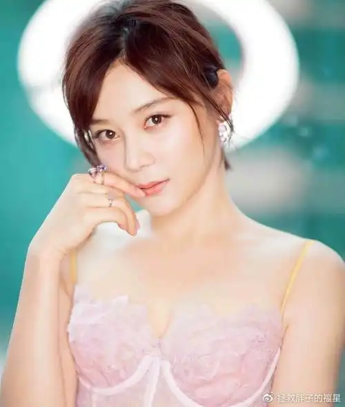 33岁袁姗姗身材太有料了吧十足的女神味儿