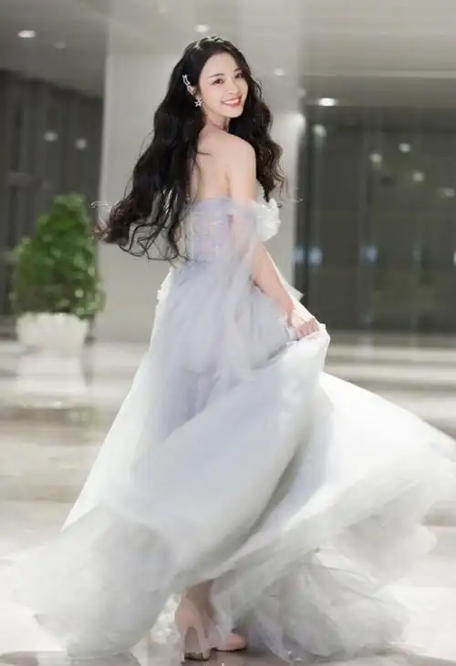 湖南卫视春晚官宣阵容,汇聚了"老中青"三代艺人,何炅独挑大梁_谢娜