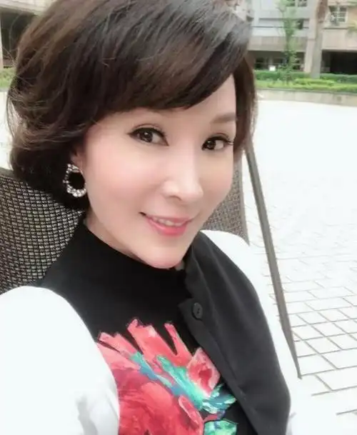 焦恩俊娇妻近照曝光48岁活成28岁焦叔每天都面对这样一个女人