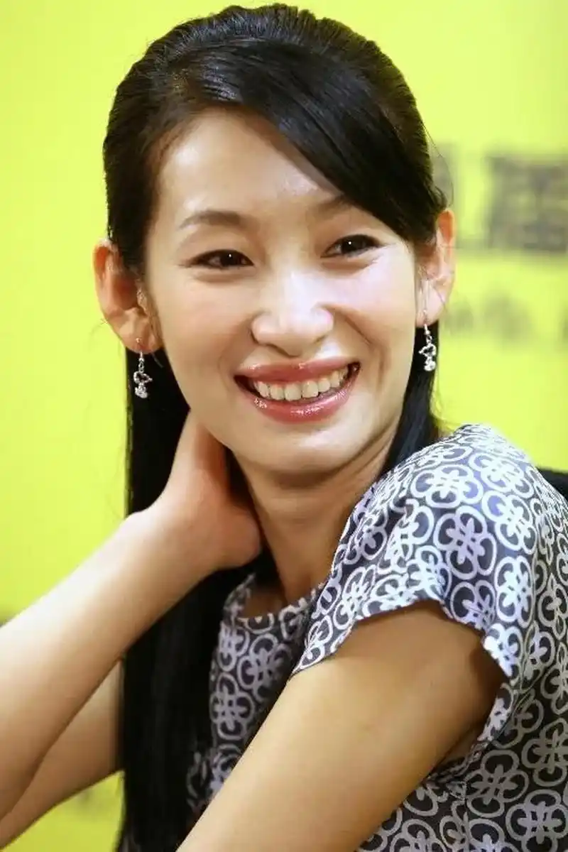 秦海璐单眼皮时也很有特色,后来因为倒睫不得已才做了双眼皮