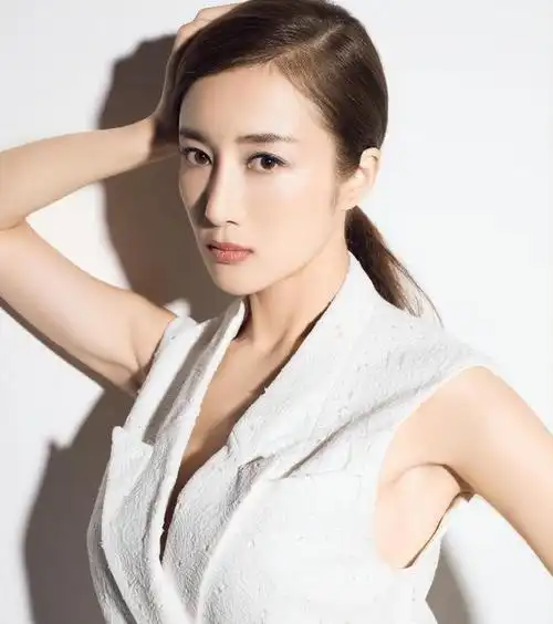 李依晓曾是古装第一美人被叶璇的狗咬伤脸后如今整容也难再红