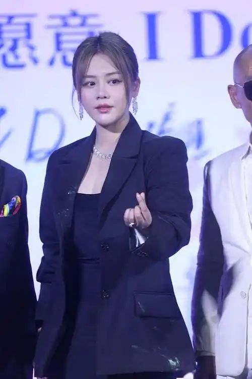 马思纯知性盘发配黑西装展熟女魅力笑称会慢慢减肥注重健康