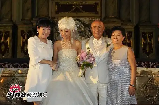 图文张卫健张茜大婚新人亲友笑容灿烂