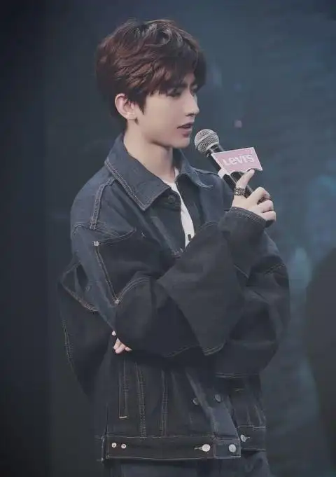 蔡徐坤"寸头照"曝光,太考验颜值了,网友:这不是陈冠希吗?