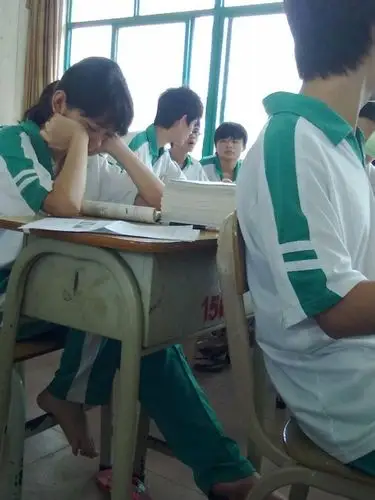 海南学生是不是光脚上学