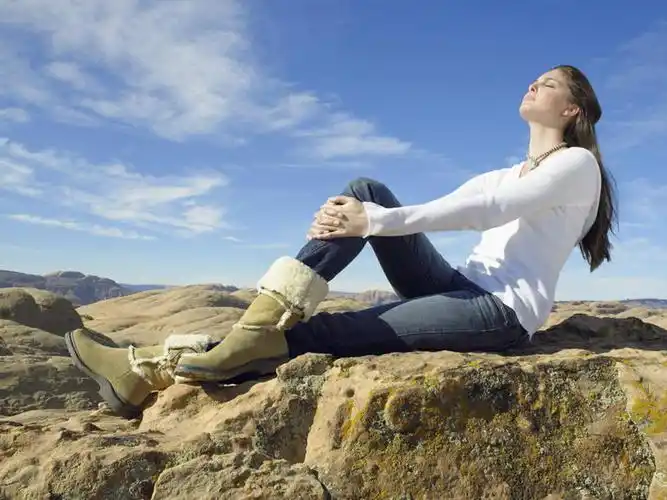 西方人,一个人,坐,闭眼,横图,室外,白天,侧面,旅游,度假,美景,丘陵,山