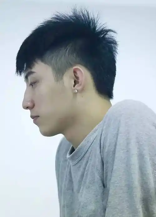 还有英气的驼峰鼻,让他看起来更man但要说他哪里帅,或许就是这些撩人