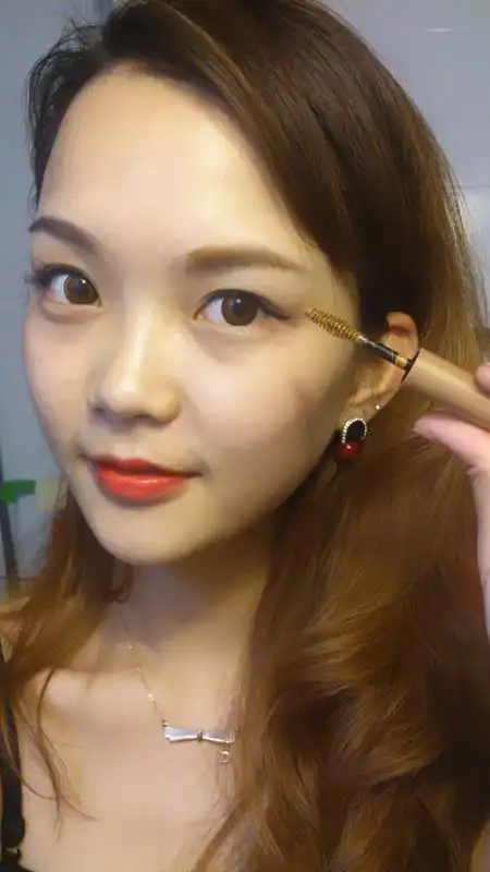 不是刷到皮肤上面,是眉毛哦~~~~手法要轻,不然就多啦~~~我买的是棕色