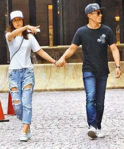 赵丽颖冯绍峰牵手逛街,明星情侣们高甜时刻,爱是要牵着你的手_黄晓明