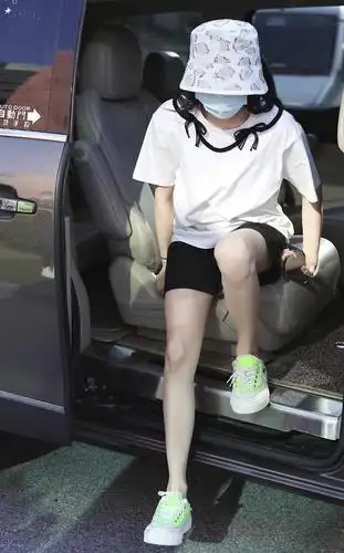 杨超越的下车照被疯传,看到她腿的瞬间,女生们都崩溃了