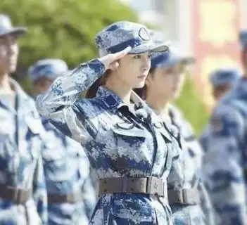 杨幂军装敬礼照曝光 站姿标准军装帅气