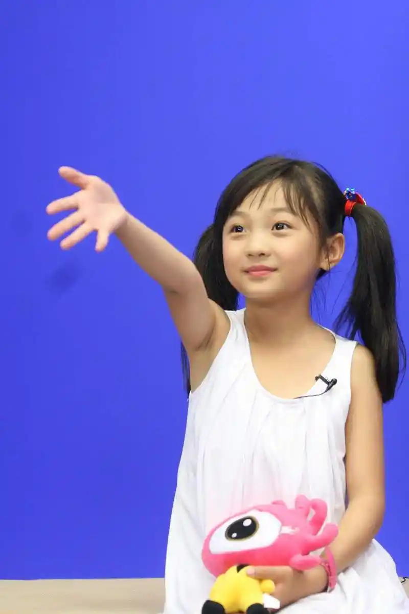 林妙可,丰胸门,陪酒门,炫富门,为啥人们总跟这个小女孩过不去