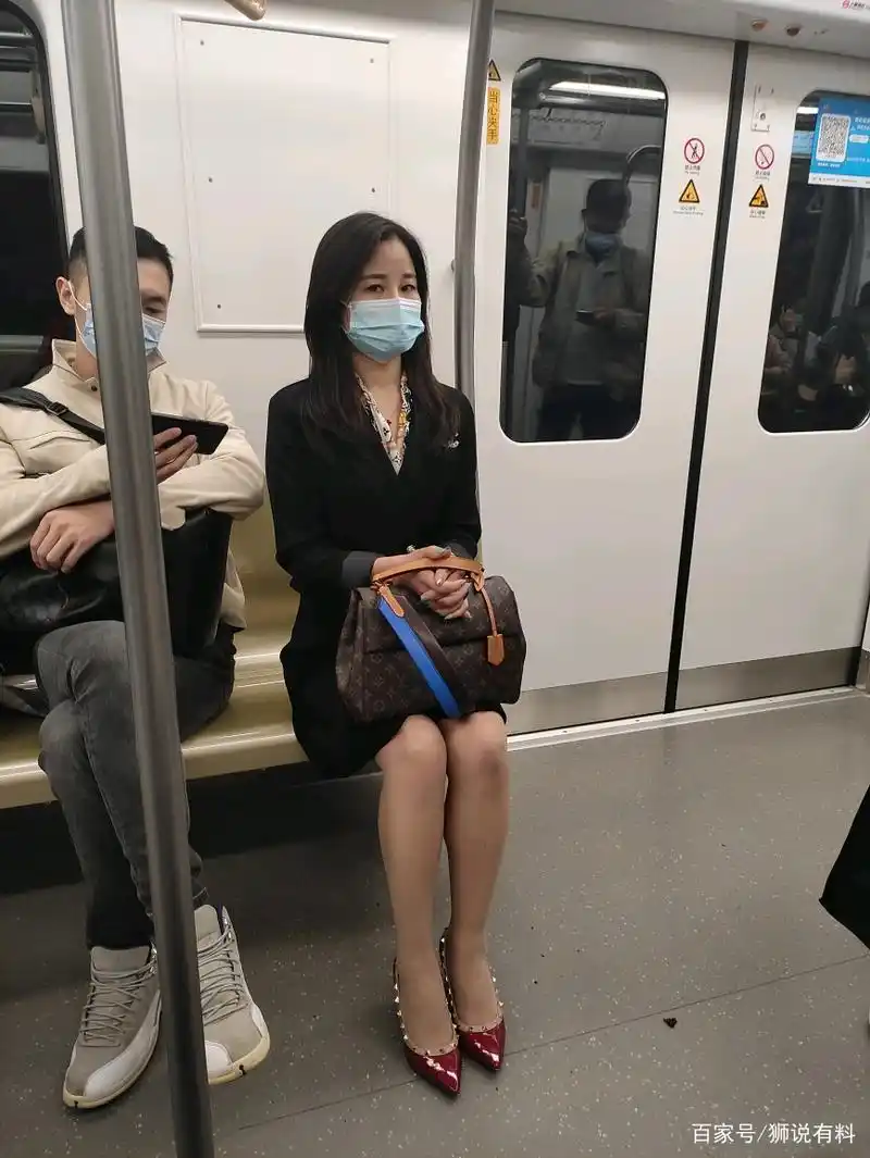 神仙颜值,身姿优雅的女神坐地铁也很有范哦
