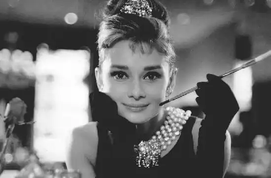 赫本的珍珠项链惊艳了世界,get这几点,迅速选对珍珠