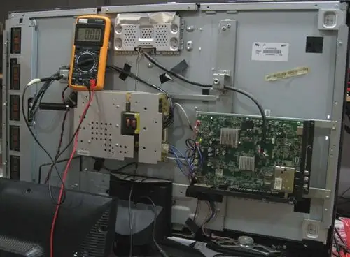 使用华升液晶电视维修驱动检测工具上机检测,屏幕图像正常显示,说明