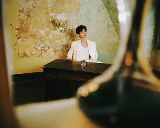 白敬亭工作室|白敬亭壁纸    我自己还蛮喜欢跟自己较劲这点的,稚少