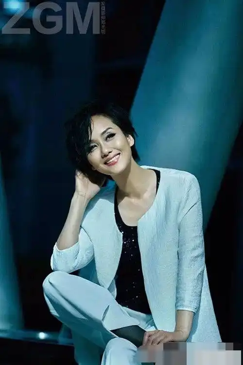 前段时间,李颖在微博晒了一组1997年在巴黎拍摄的生活照,简直美呆了