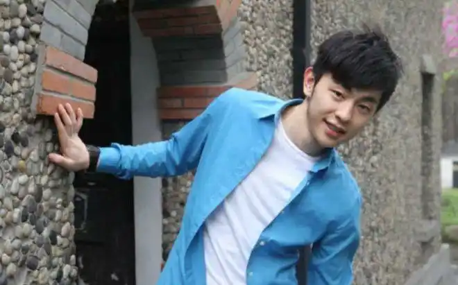 通过照片可以看到照片中的邓伦五官长相与现在相比也比你没有相差多大