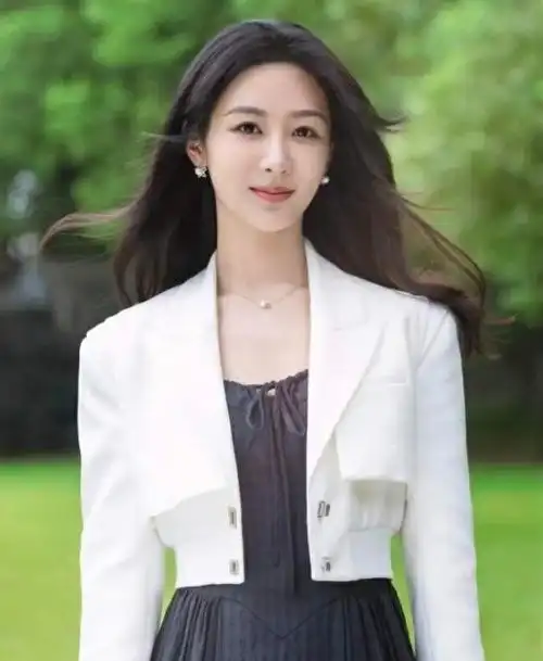 当86岁吴彦姝,61岁何赛飞撞上32岁杨紫,才发现,原来美无关年龄