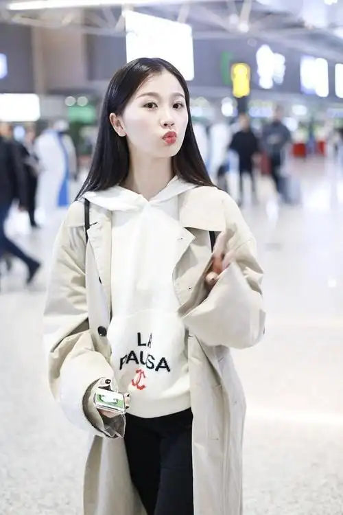 甜心少女虞书欣现身机场,这是神马神仙造型,又美又酷!__凤凰网