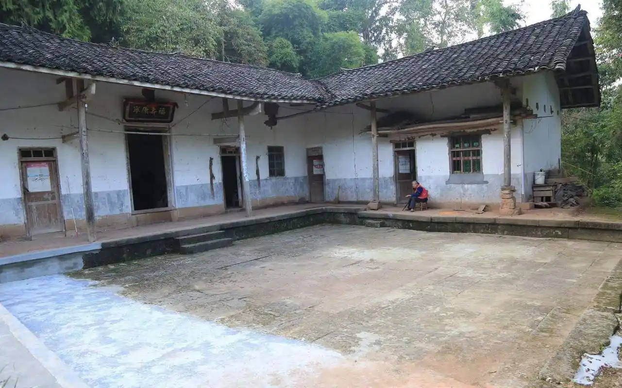 农村"怪象":房屋破损越严重,家里反而越有钱,为啥?