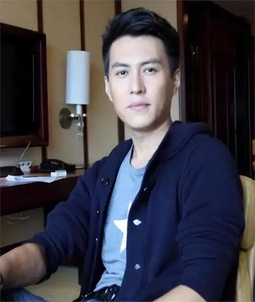 不拍戏就"消失",48岁的靳东,现如今走上男演员的另一条道路