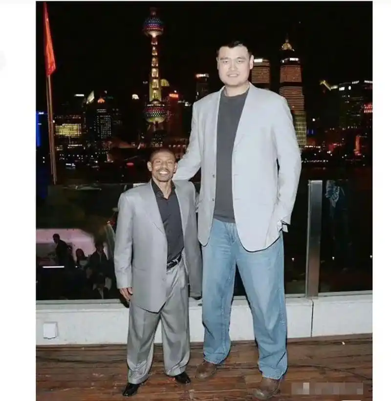 姚明身高2米26,而博格斯仅有1米60的身高.