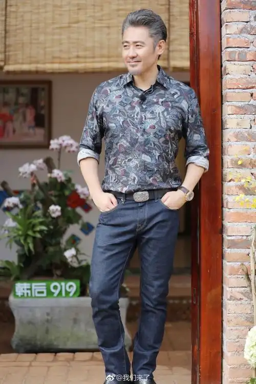 《我们来了》曝吴秀波"花式写真" 波叔彰显绅士魅力