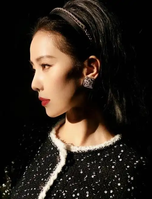 刘诗诗高颅顶造型真美!一身黑色亮片小香风造型,精致干练有气质