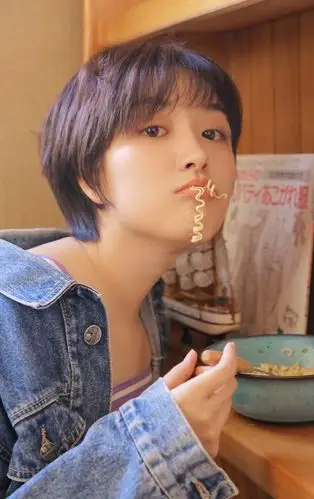 短发灵动美少女可爱诱人私房写真图片